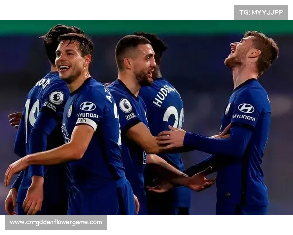 终场哨响，切尔西中场恩佐与伯恩茅斯塞梅尼奥交换球衣致意